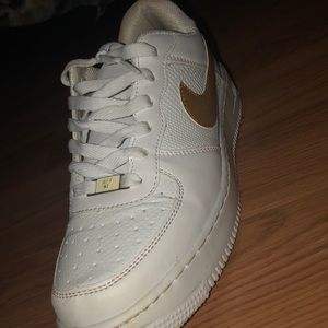 Nike Air Force 1 Low Gold.